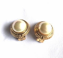 Vintage MOSCHINO golden frame earrings with opal shiny pearls. Rare jewelry masterpiece. Great gift idea. 060724r2