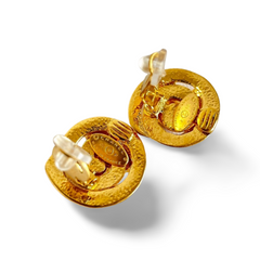 Vintage CHANEL gold tone round snail design earrings with CC mark. Rare jewelry piece from old era. 060728br8