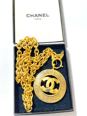 Vintage CHANEL golden necklace with a large cutout round CC mark pendant top. Classic and simple jewelry. Beautiful jewelry piece. 050816ys1