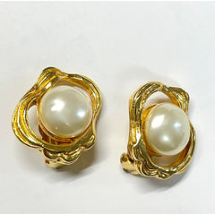 Vintage CHANEL gold tone oyster earrings with round pearl. Unique statement piece. Collectible. Great gift idea. 050905ac1