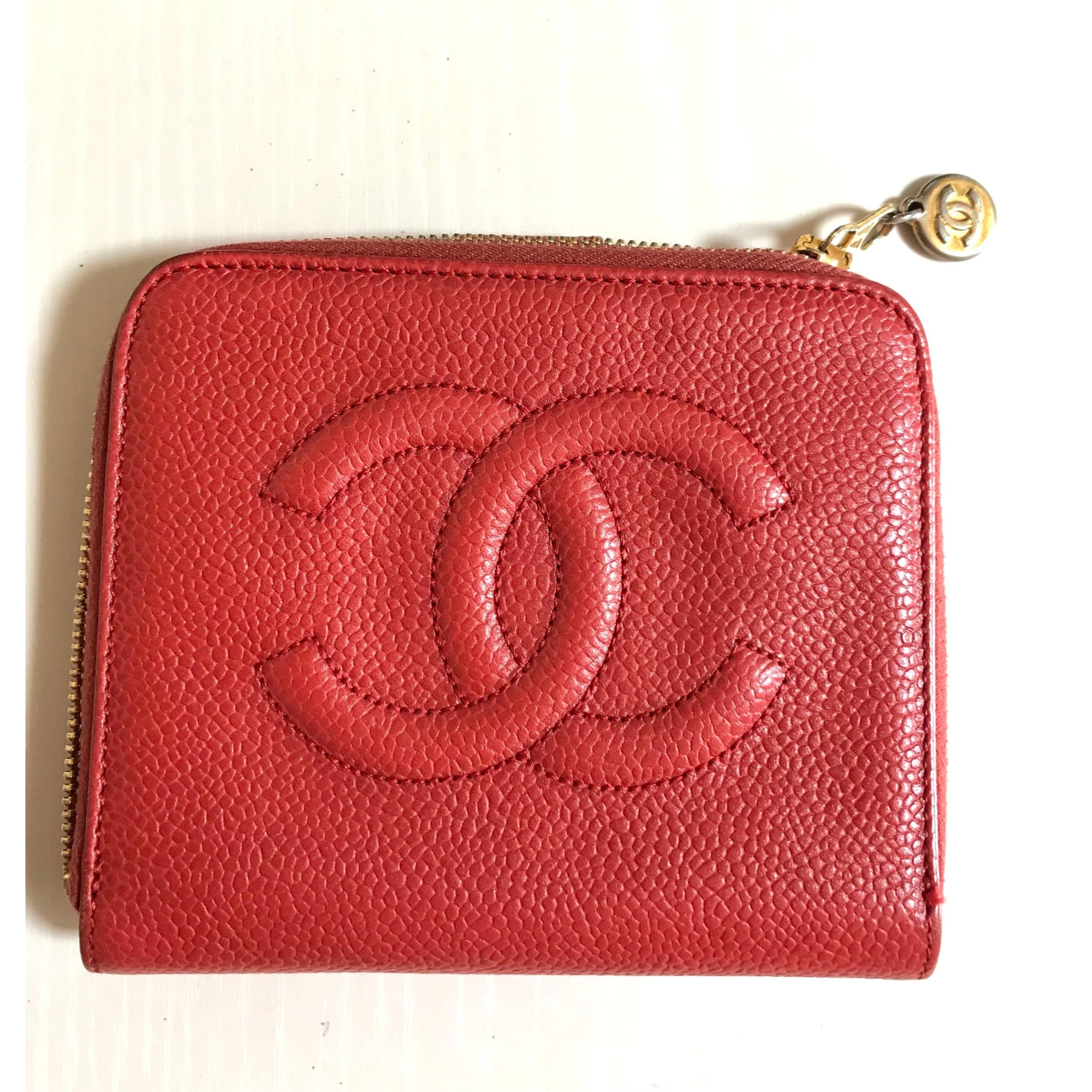 Vintage CHANEL red caviar skin round zipper wallet with CC stitch mark.  Best vintage gift. 0602061