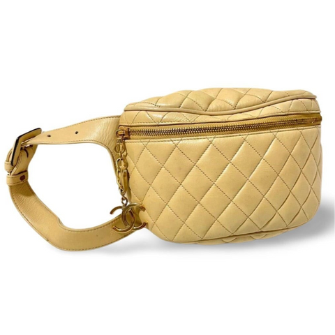 Vintage CHANEL beige lamb leather waist bag, fanny pack with double buckle belt and a golden dangling CC charm. Size 28"- 33". 051205ac1