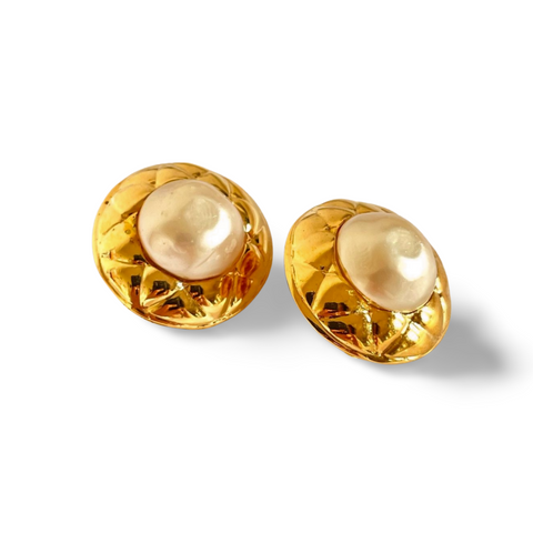 Vintage CHANEL golden round earrings with faux pearl and matelasse gold frame. 060728br10