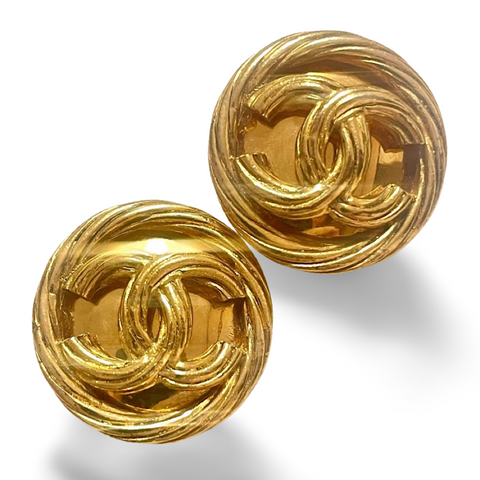 1990s. Vintage CHANEL golden round earrings with twisted frames and CC mark. Classic vintage Chanel jewelry. 070624ac1