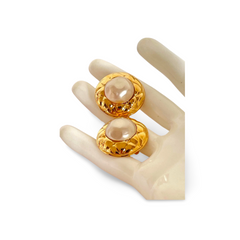 Vintage CHANEL golden round earrings with faux pearl and matelasse gold frame. 060728br10