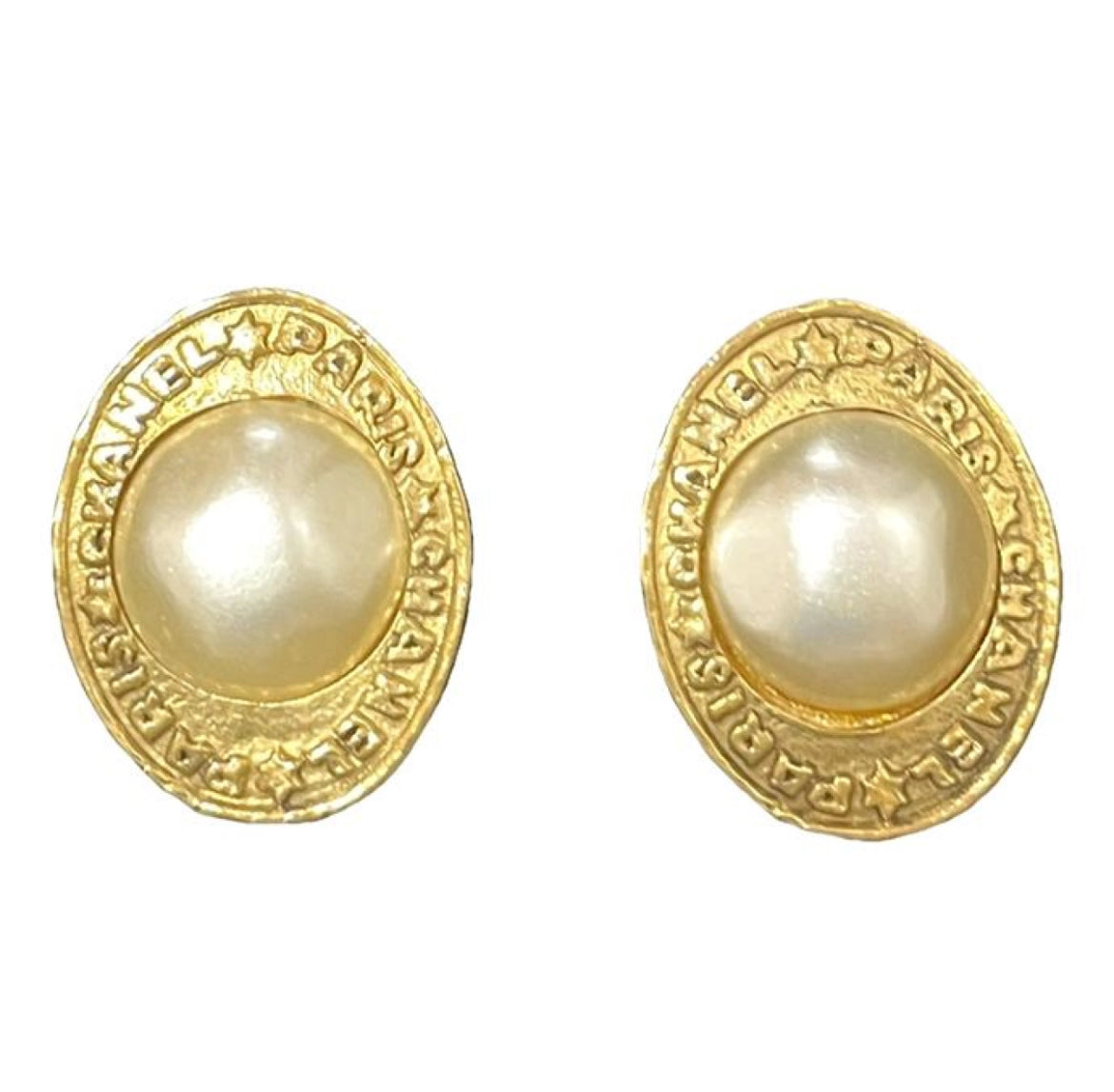 Vintage CHANEL golden earrings with oval shape faux pearl and engraved logo. Classic and elegant look. 0410133