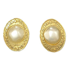 Vintage CHANEL golden earrings with oval shape faux pearl and engraved logo. Classic and elegant look. 0410133