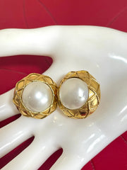 Vintage CHANEL gold tone round earrings with faux pearl and matelasse gold frame. 050403ys3