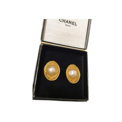 Vintage CHANEL golden earrings with oval shape faux pearl and engraved logo. Classic and elegant look. 0410133