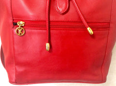 Vintage Paloma Picasso red leather backpack with golden logo motifs. Classic bag for unisex use. 060616r