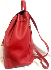 Vintage Paloma Picasso red leather backpack with golden logo motifs. Classic bag for unisex use. 060616r