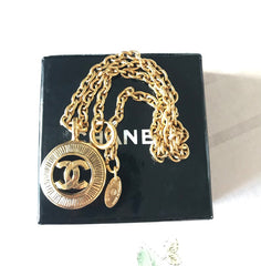 MINT. Vintage CHANEL golden chain necklace with a cutout round CC mark pendant top. Classic and simple jewelry. 0602064