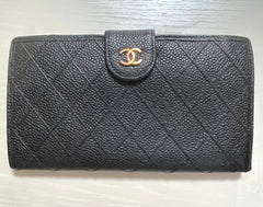 W3. Vintage CHANEL black caviar leather wallet with stitches and gold tone CC motif. Perfect gift. 050531ya1
