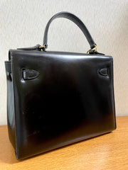 80's vintage BALLY black boxcalf leather kelly bag with gold tone hardware closure. Classic masterpiece handbag. 050726