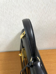 80's vintage BALLY black boxcalf leather kelly bag with gold tone hardware closure. Classic masterpiece handbag. 050726
