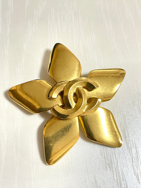Vintage CHANEL Gold tone star, flower brooch with CC mark. Elegant and –  eNdApPi ***where you can find your favorite designer  vintages..authentic, affordable, and lovable.
