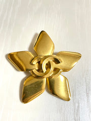 Vintage CHANEL Gold tone star, flower brooch with CC mark. Elegant and classic. Best vintage gift. 050817ys2
