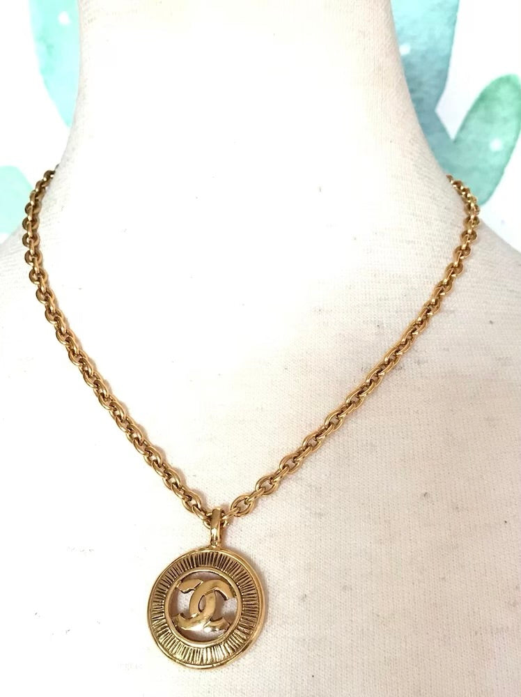 MINT. Vintage CHANEL golden chain necklace with a cutout round CC mark pendant top. Classic and simple jewelry. 0602064