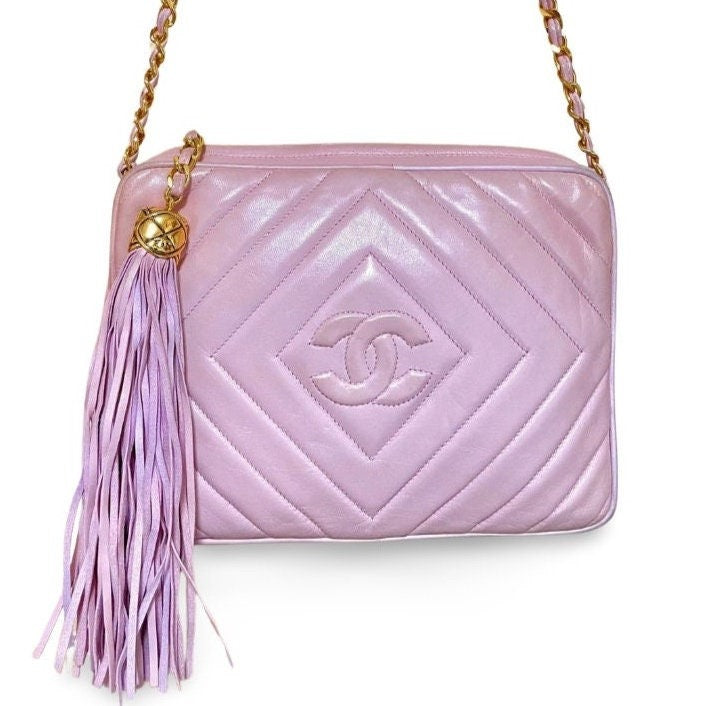 Vintage CHANEL milky pink shoulder bag, camera bag with a CC mark, and a fringe. Rare diamond, diagram, chevron stitch. Pale pink. 060130ac6