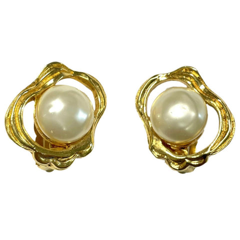 Vintage CHANEL gold tone oyster earrings with round pearl. Unique statement piece. Collectible. Great gift idea. 050905ac1