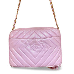 Vintage CHANEL milky pink shoulder bag, camera bag with a CC mark, and a fringe. Rare diamond, diagram, chevron stitch. Pale pink. 060130ac6