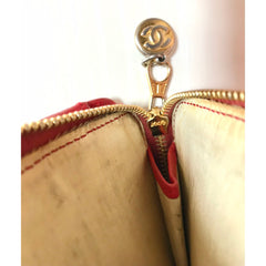 Vintage CHANEL red caviar skin round zipper wallet with CC stitch mark.  Best vintage gift. 0602061