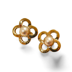 Vintage Celine golden clover, flower earrings with faux pearl. Classic jewelry piece back in the era. 060123ac12