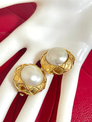 Vintage CHANEL gold tone round earrings with faux pearl and matelasse gold frame. 050403ys3