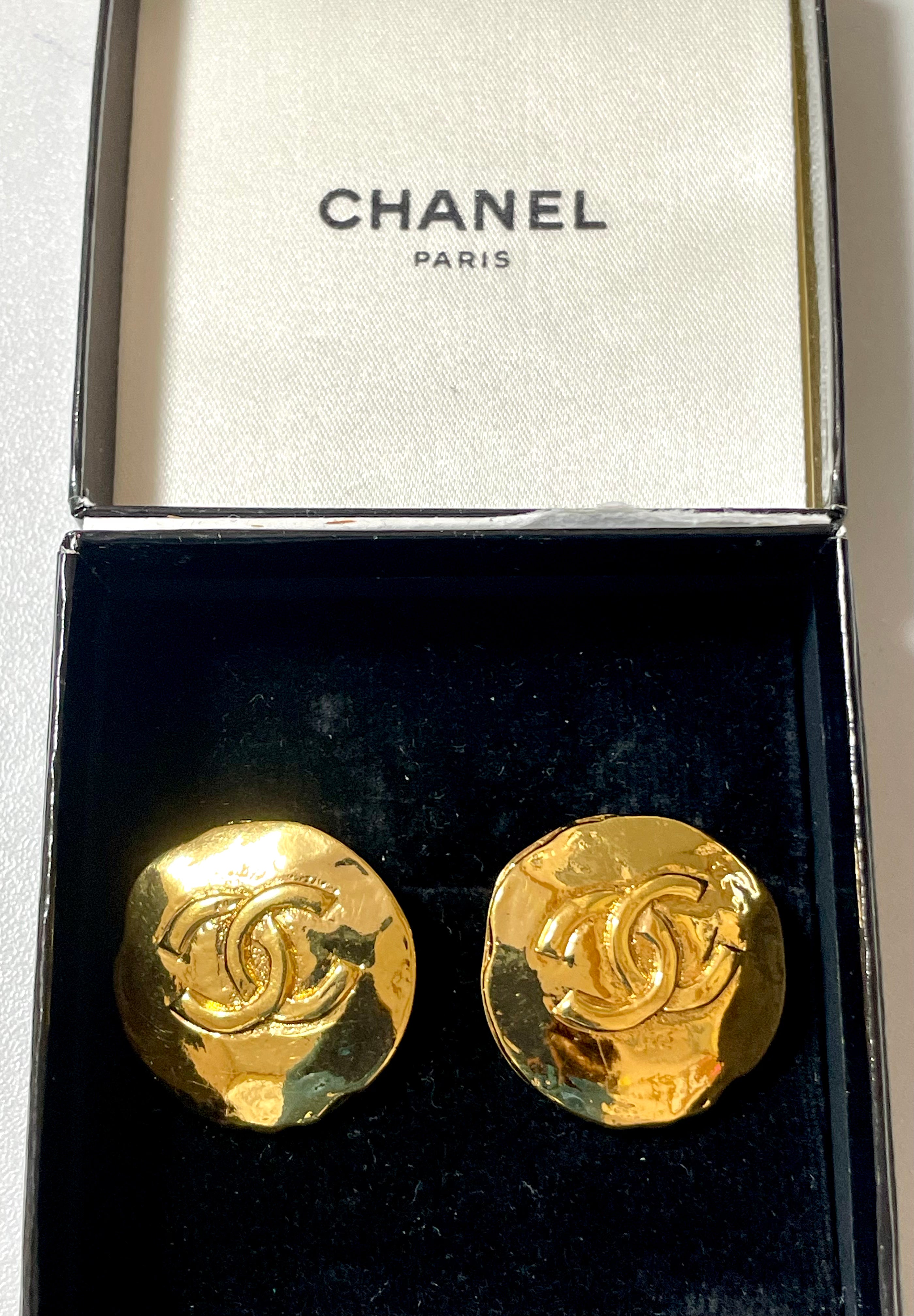 Vintage CHANEL golden round earrings with CC mark. Classic vintage Chanel jewelry. 050723ya1