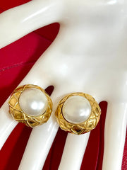 Vintage CHANEL gold tone round earrings with faux pearl and matelasse gold frame. 050403ys3