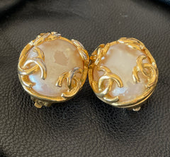Vintage CHANEL golden CC and oval pearl earrings. Classic jewelry piece. 0501133an1