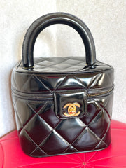Vintage CHANEL black patent enamel quilted leather square shape vanity bag with golden CC motif. Rare and collectible handbag. 050120an1