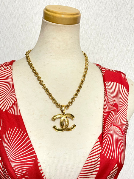 MINT. Vintage CHANEL golden chain necklace with large CC mark logo