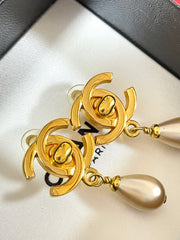 Vintage CHANEL golden turn lock CC and dangle pearl earrings. Very classic and popular jewelry. Coco mark earrings. 050406m1