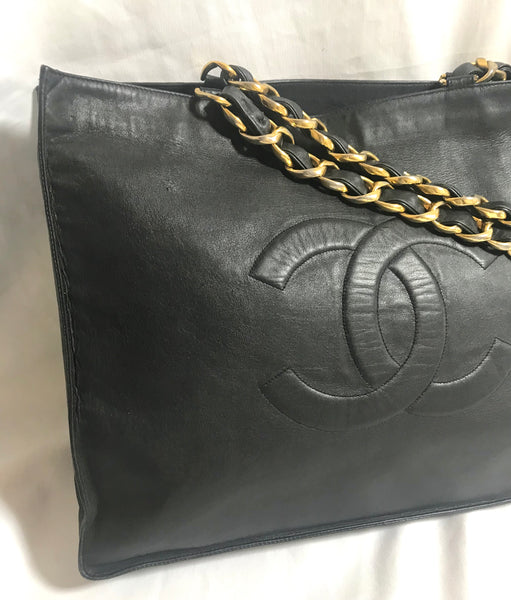 80's vintage CHANEL black lambskin shoulder bag with golden large