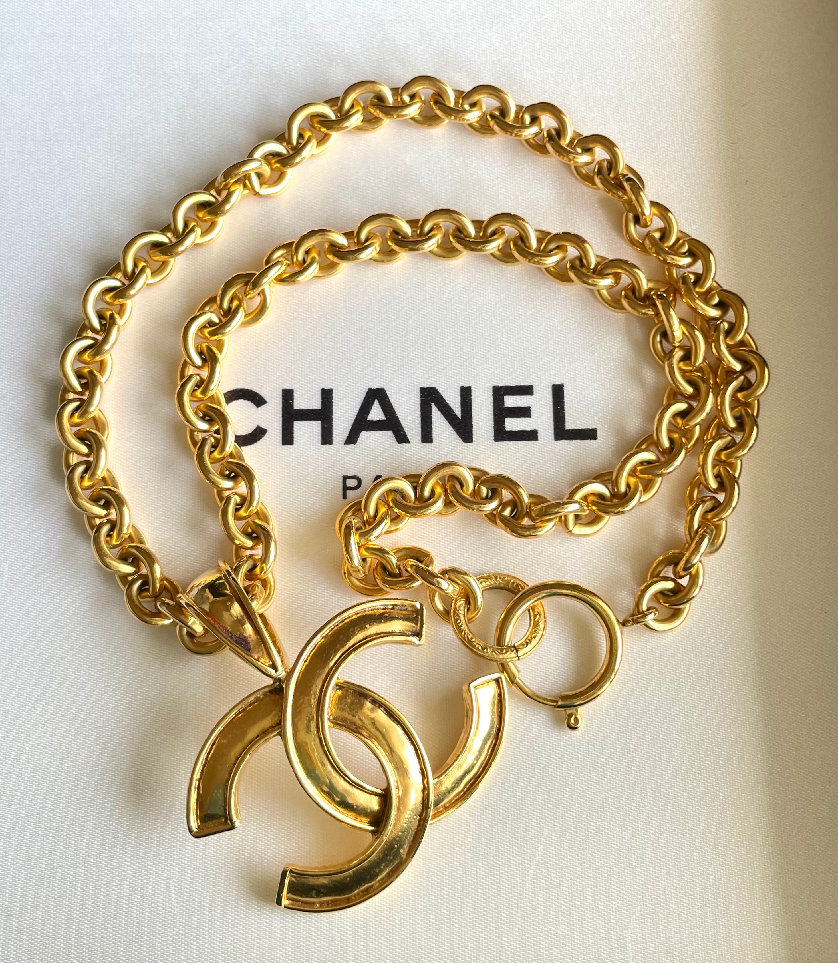 Vintage CHANEL golden thick chain belt with round ball charm. Nice