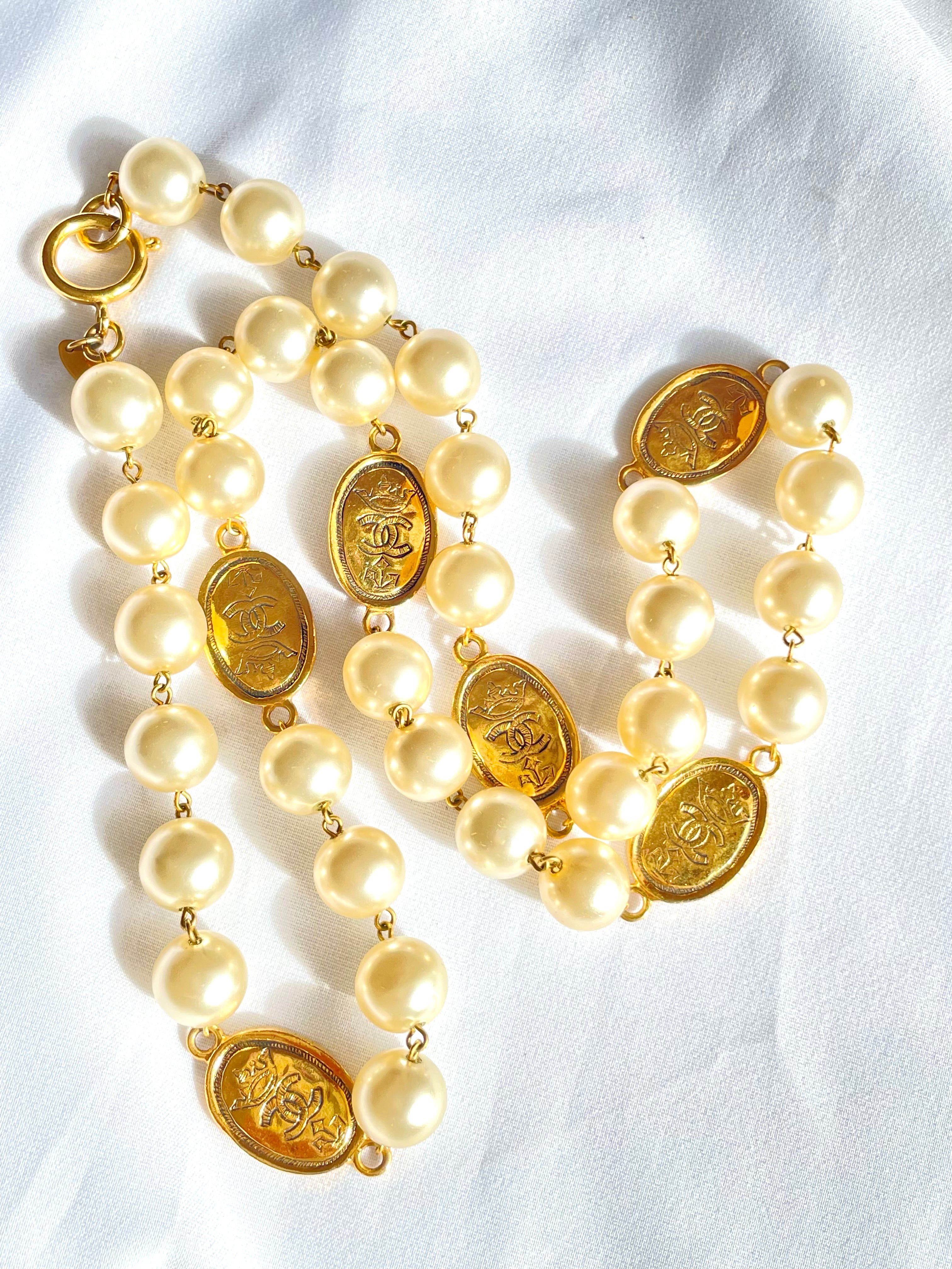 Vintage CHANEL classic faux pearl necklace with oval CC coin