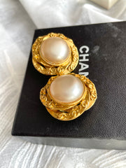 Vintage CHANEL golden flower frame and pearl earrings with CC mark. Beautiful jewelry piece. 0412011