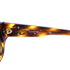 Vintage CHANEL brown oval frame sunglasses with golden CC motifs at sides. Mod and chic eyewear you must get. 0411041