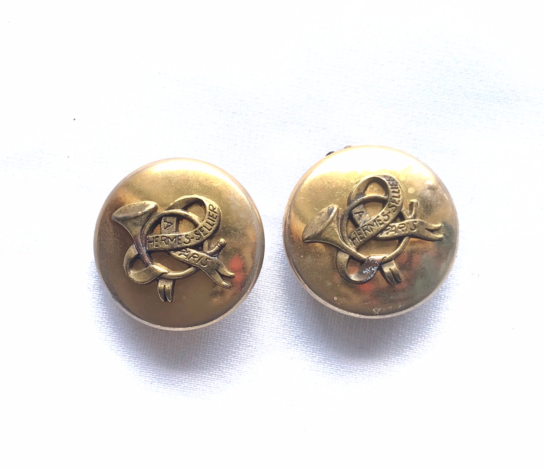 Vintage HERMES gold tone round earrings with trumpet and ribbon design. jewelry piece back in the old era. Classic Sellier series. 210805