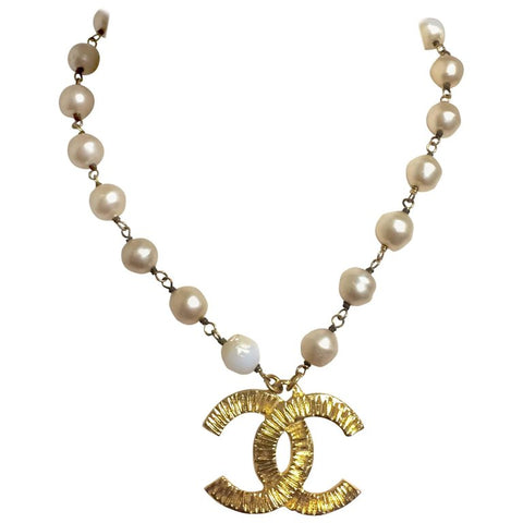 Vintage CHANEL white cream faux baroque pearl necklace with