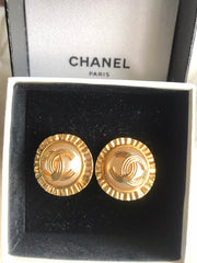 Vintage CHANEL golden round earrings with sun and CC mark motif faux pearl. Beautiful jewelry piece. 0406014