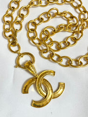 Vintage CHANEL golden oval hoop chain necklace with large CC logo pendant top. 0408248