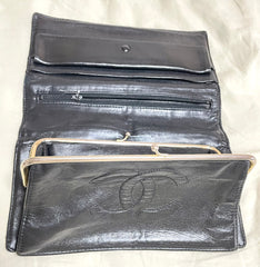 Vintage CHANEL black lambskin oval stitch clutch bag, wallet, pouch, mini purse, coin case with kiss lock case. 0410243