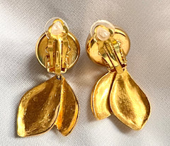 Vintage CHANEL flower and leaf design faux pearl CC earrings. Dangle earrings. Rare and elegant Chanel jewelry. 0412061