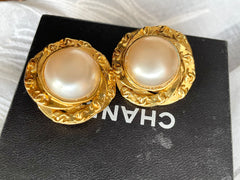 Vintage CHANEL golden flower frame and pearl earrings with CC mark. Beautiful jewelry piece. 0412011