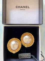 Vintage CHANEL golden earrings with pearl and CC motif. Classic Chanel vintage jewelry. 0410033
