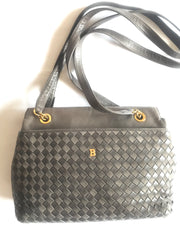 Vintage Bally grey, taupe smooth and suede leather mix intrecciato bag with gold tone B motif. Perfect daily use shoulder bag.  0403173
