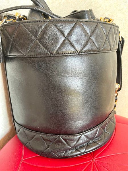 Vintage CHANEL black lambskin bucket hobo drum shoulder bag with golden  chain strap, CC mark, and drawstring. 041205bs3
