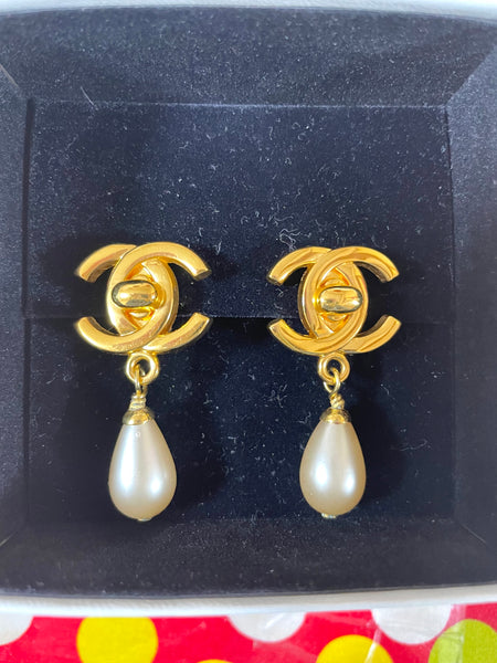 vintage chanel pearl drop earrings gold